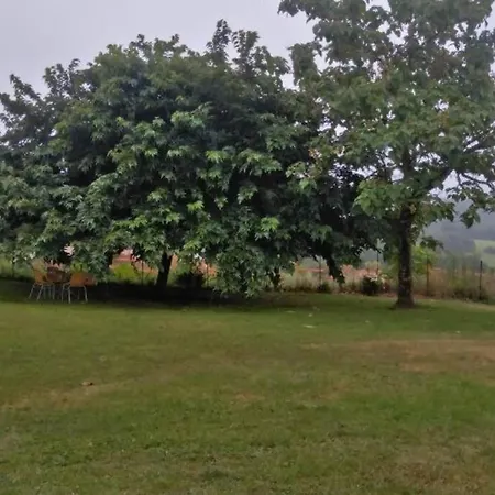 Dom wakacyjny Maison Familiale Avec Grand Jardin Arbore *